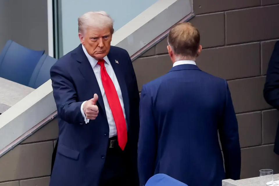 在车里坐了, 已经等了一 在车里坐了, 已经等了一