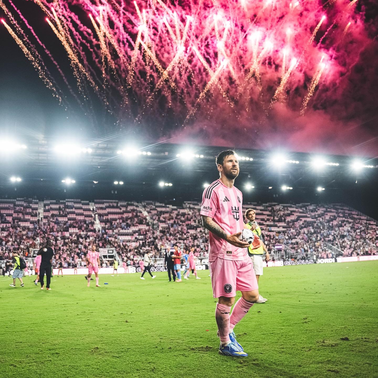 球队, 两射一传助, alt